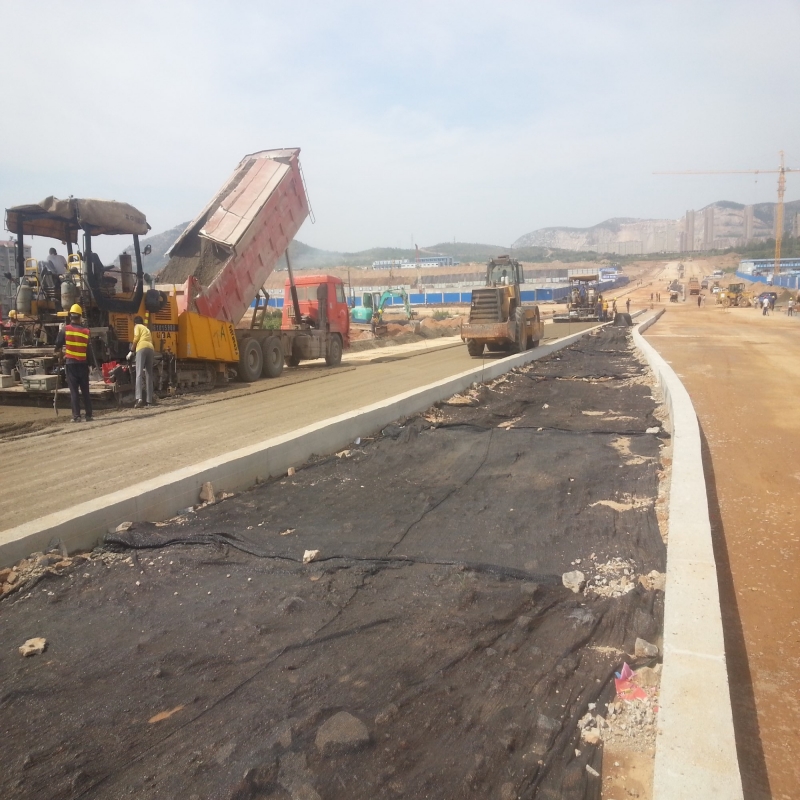 泓途租賃攤鋪機(jī)在濟(jì)青改擴(kuò)建第二標(biāo)段施工